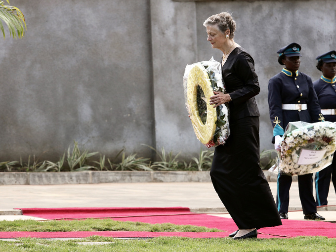 Kofi Annan's wife, Nane Maria Annan, lays a wreath during the burial service held at the Military Cemetery at Burma Camp in Accra. Photo: Francis Kokoroko, Reuters / NTB Scanpix